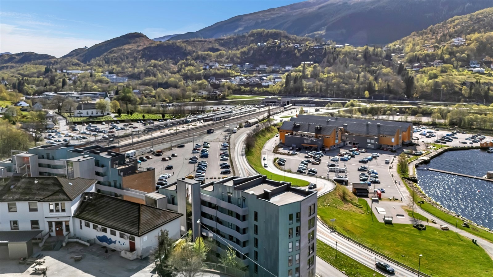 Svært sentralt med kort gangavstand til Øyrane og togstasjonen hvor toget tar deg til sentrum på ca. 7 min. Galleribilde