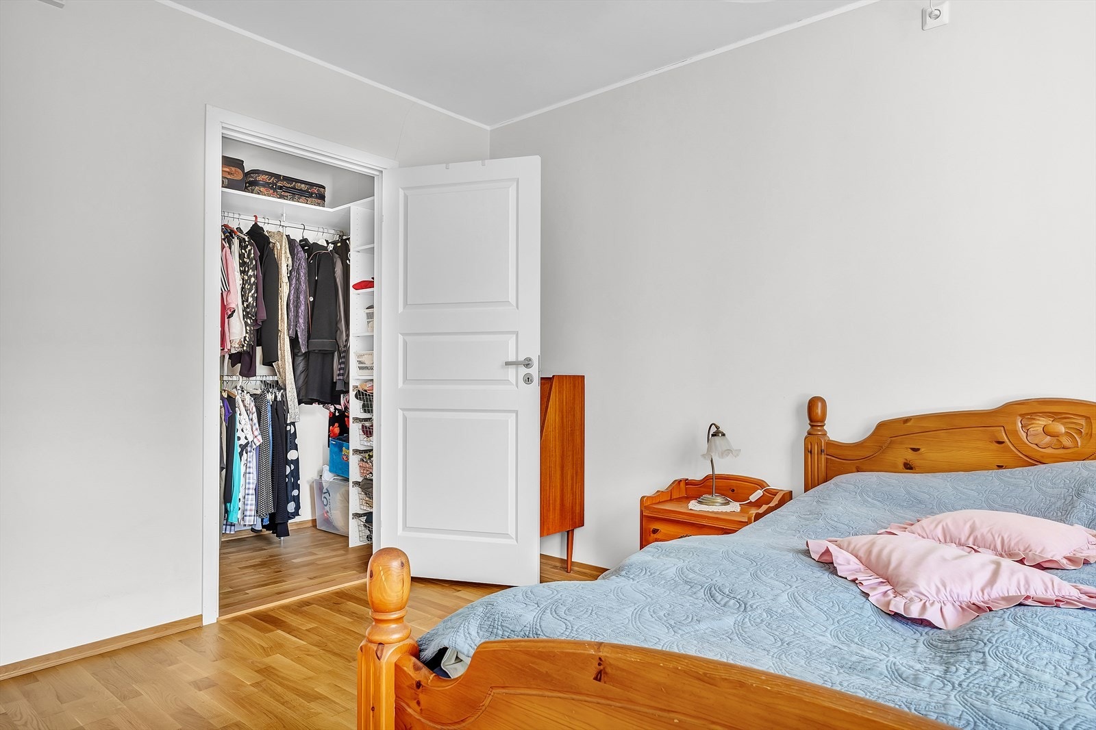 Soverommet har det lille ekstra med et romslig walk-in closet på 2,9 m², som gir rikelig plass til klær og tilbehør. Galleribilde