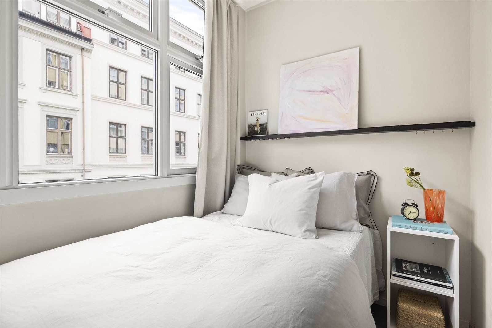 Rommet gir god plass til innredning med dobbeltseng, nattbord og garderobeskap, som sørger for praktisk oppbevaringsplass Galleribilde