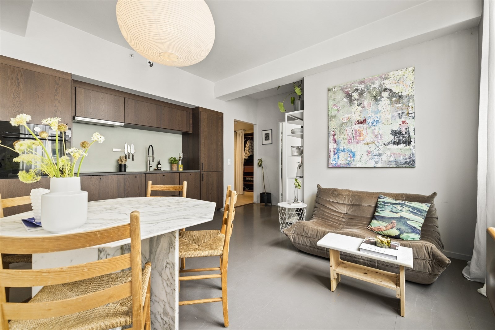 Rommet er i en åpen og sosial stue- og kjøkkenløsning Galleribilde