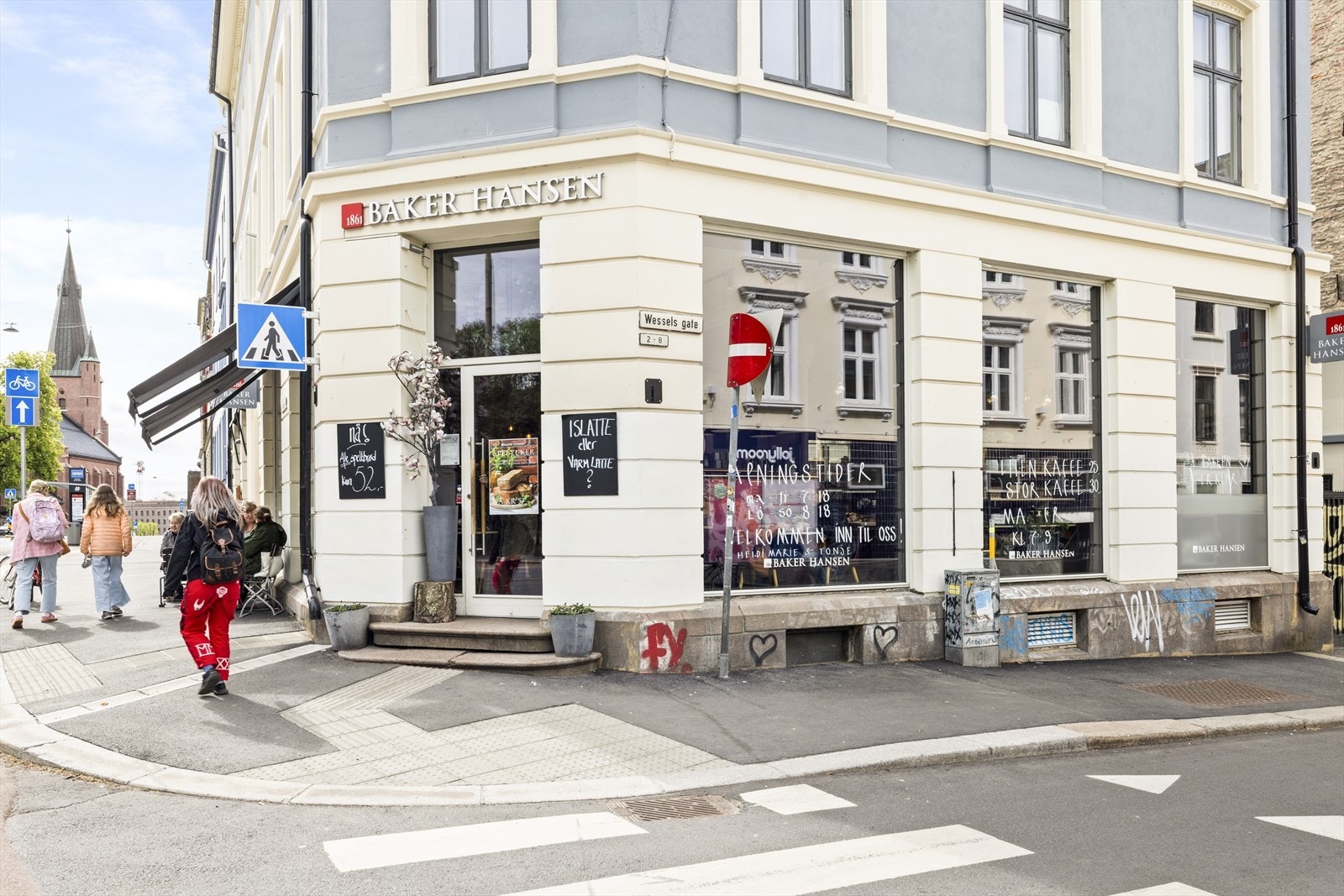 Området tilbyr et spennende og pulserende byliv i umiddelbar nærhet, og her finner du alt av servicetilbud, interiør- og klesbutikker, vinmonopol og flere populære restauranter og koselige kaféer i gangavstand fra leiligheten Galleribilde