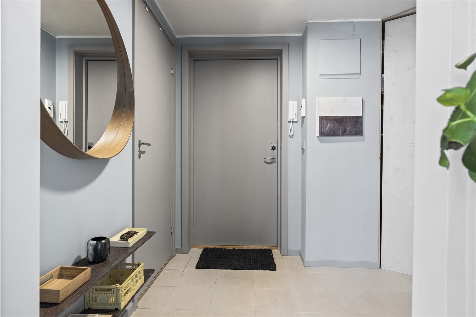 Entréen er romslig med flislagt gulv og det er montert dørcalling ved inngangsdør Galleribilde