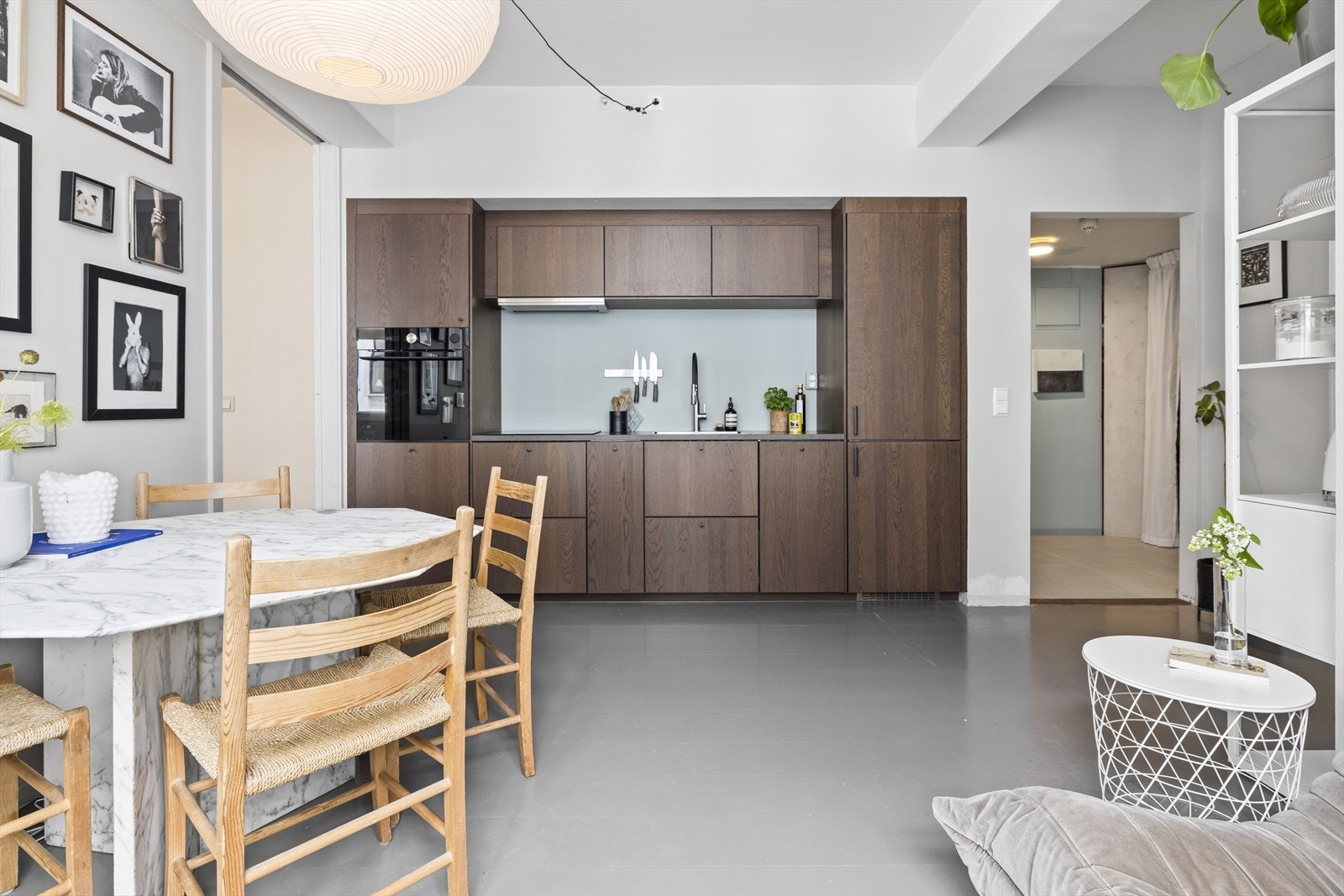 Moderne kjøkken i åpen- og sosial kjøkken og stue løsning fra 2024 Galleribilde