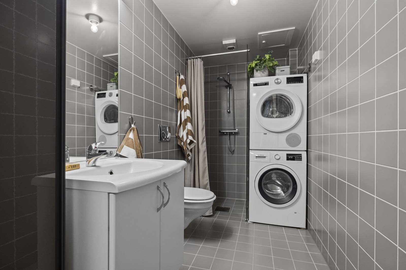 Pent bad fra 2007 med fliser på vegger og gulv. Gulvet er støpt i betong og har elektriske varmekabler. Himlingen består av sparklede og malte plater Galleribilde