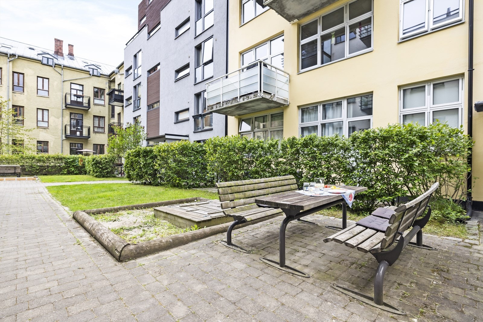 Fellesarealene er pent opparbeidet med grønne områder og trivelige sittegrupper som inviterer til avslapning og sosialt samvær Galleribilde