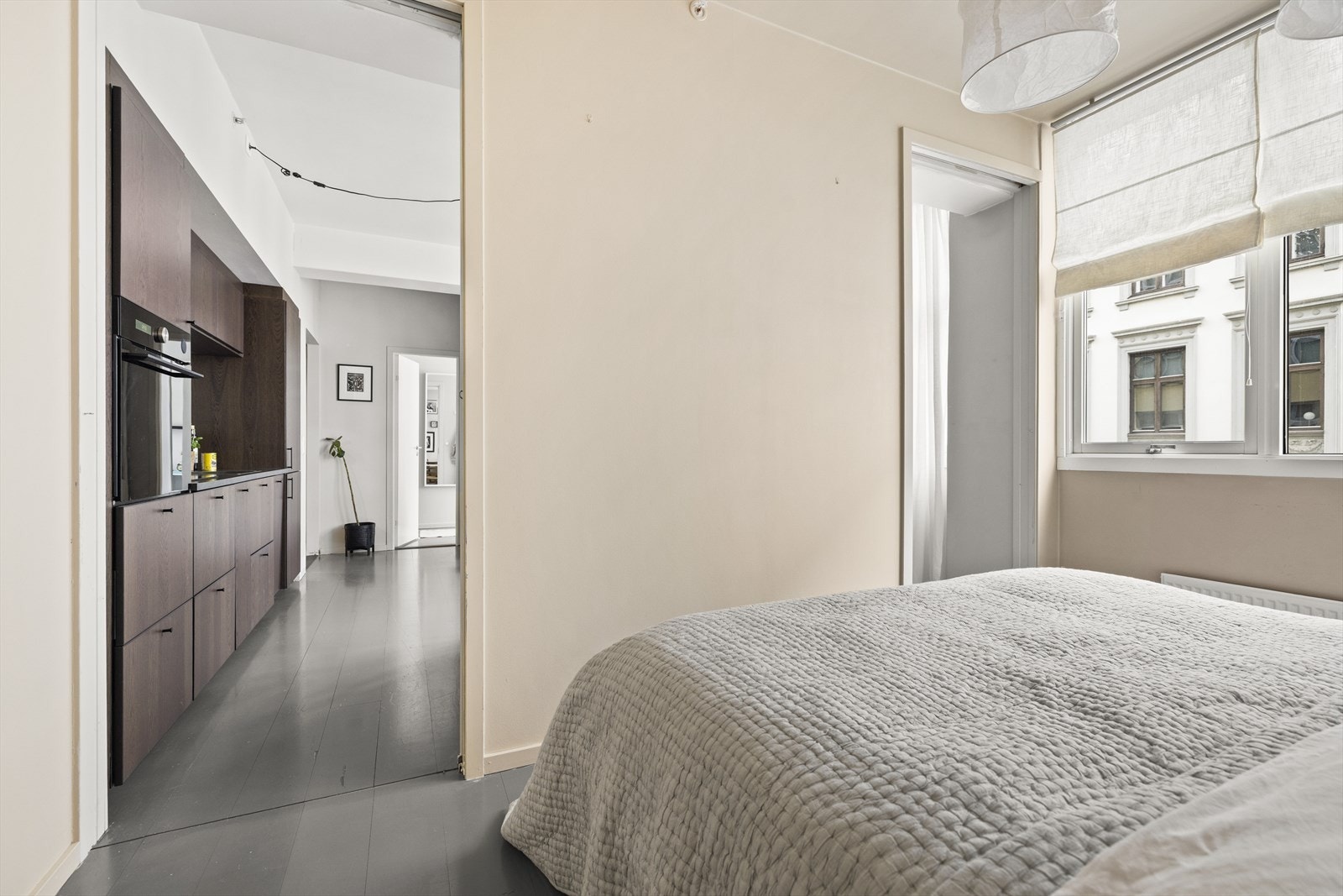 Rommet er malt i en lys og tidsriktig farge Galleribilde