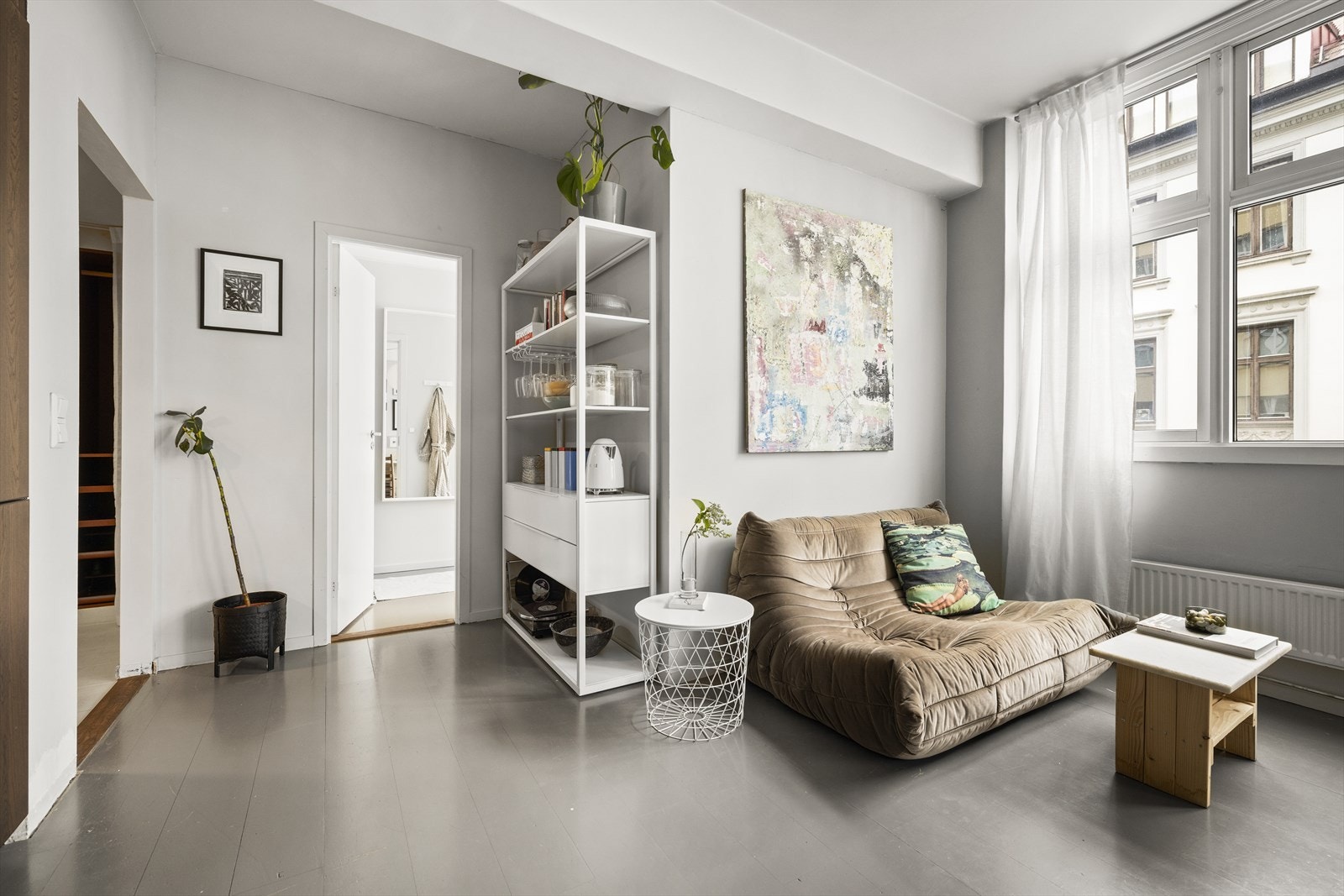 Her har du plass til sofa og TV med tilhørende møblement, samt spisebord og annet ønsket interiør Galleribilde