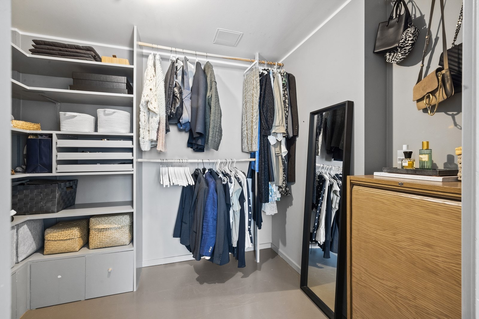 I tilknytning til soverommet finner du en romslig walk-in closet med rikelig oppbevaringsplass for klær og tilbehør Galleribilde