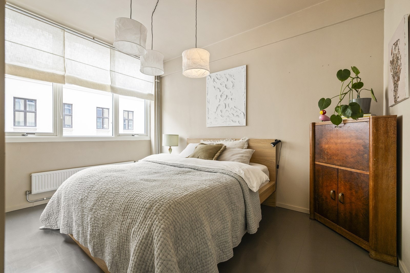 Soverommet er av god størrelse og har store vindusflater som slipper inn rikelig med naturlig lys og gjør det enkelt å lufte ut Galleribilde