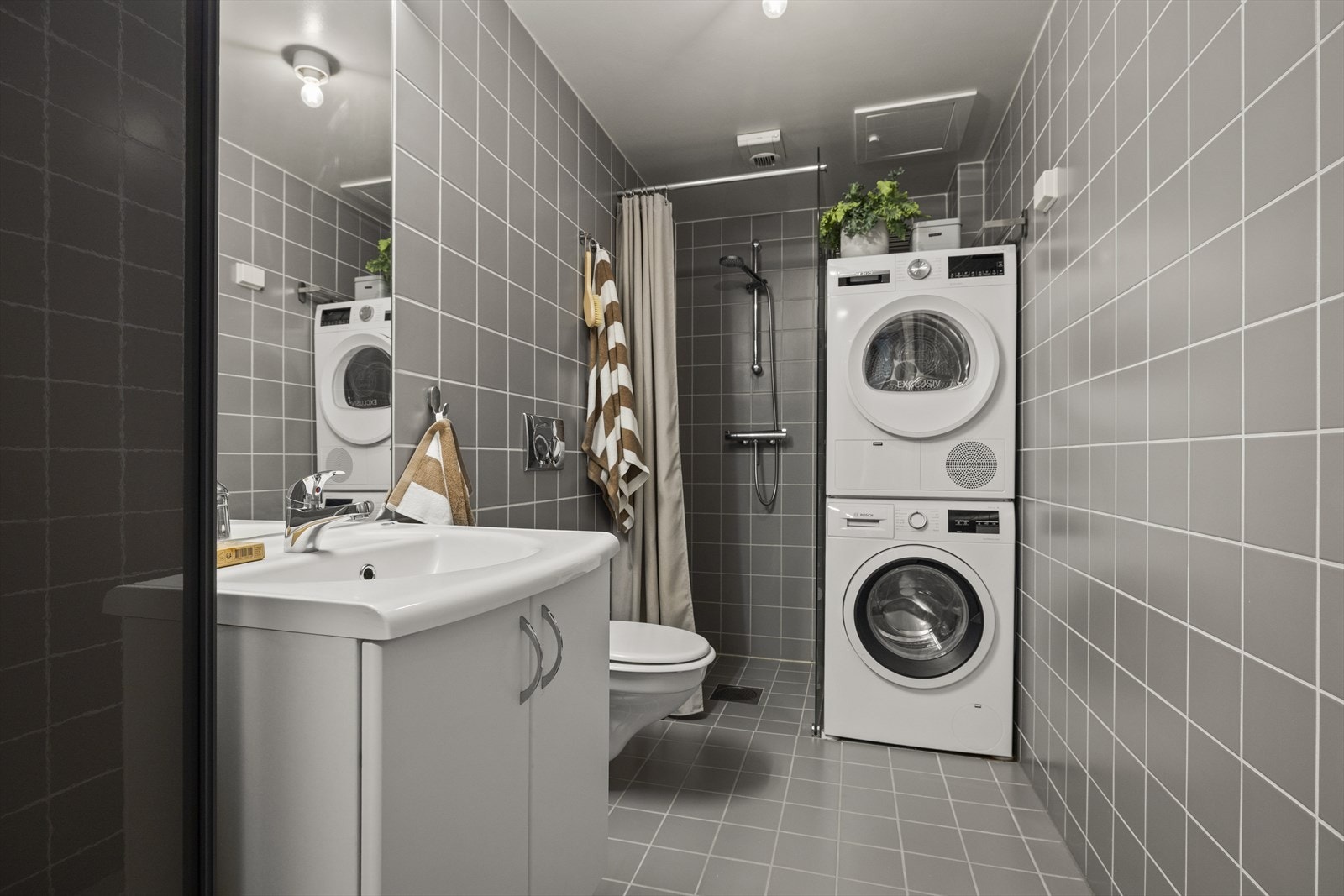 Populær og sentral beliggenhet med kort vei til Pilestredet park, St.Olavs plass, Holbergs plass og Bislett. Alt man trenger av butikker, buss/trikk, samt servicetilbud rett utenfor døren! Galleribilde