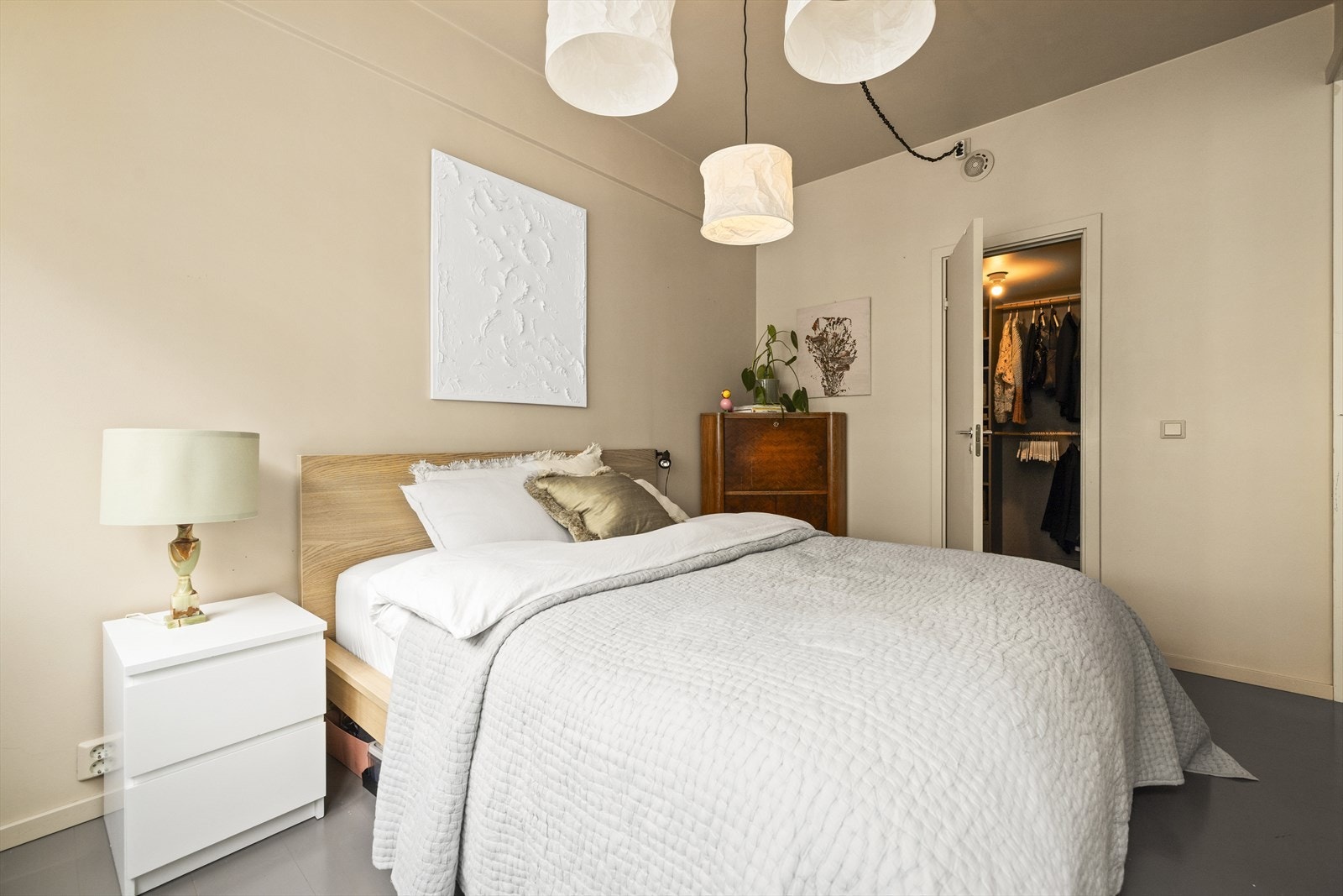 Her har du god plass til innredning med dobbeltseng, nattbord og øvrig ønsket møblement Galleribilde