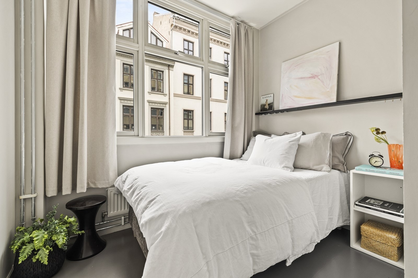 Leilighetens andre soverom er også av god størrelse, med store vindusflater som sikrer rikelig lysinnslipp og mulighet for utlufting Galleribilde