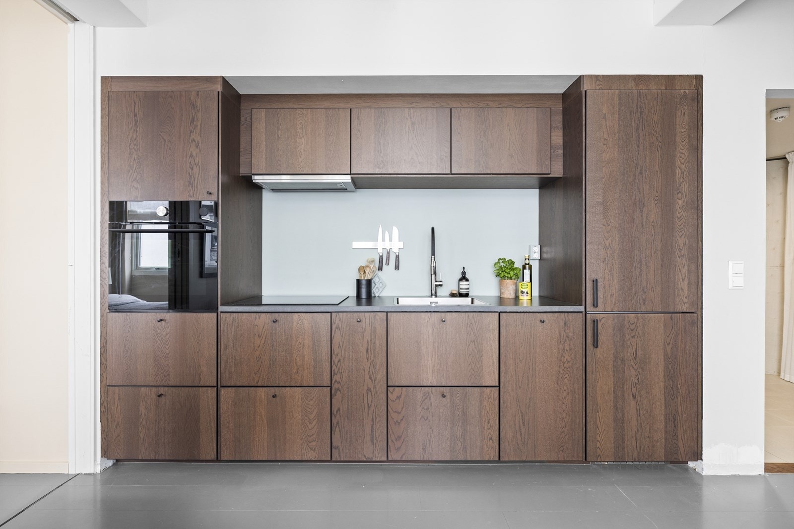 Kjøkkenet er fra IKEA og har glatte fronter og laminat benkeplate. Videre har kjøkkenet nedfelt oppvaskkum i rustfritt stål Galleribilde