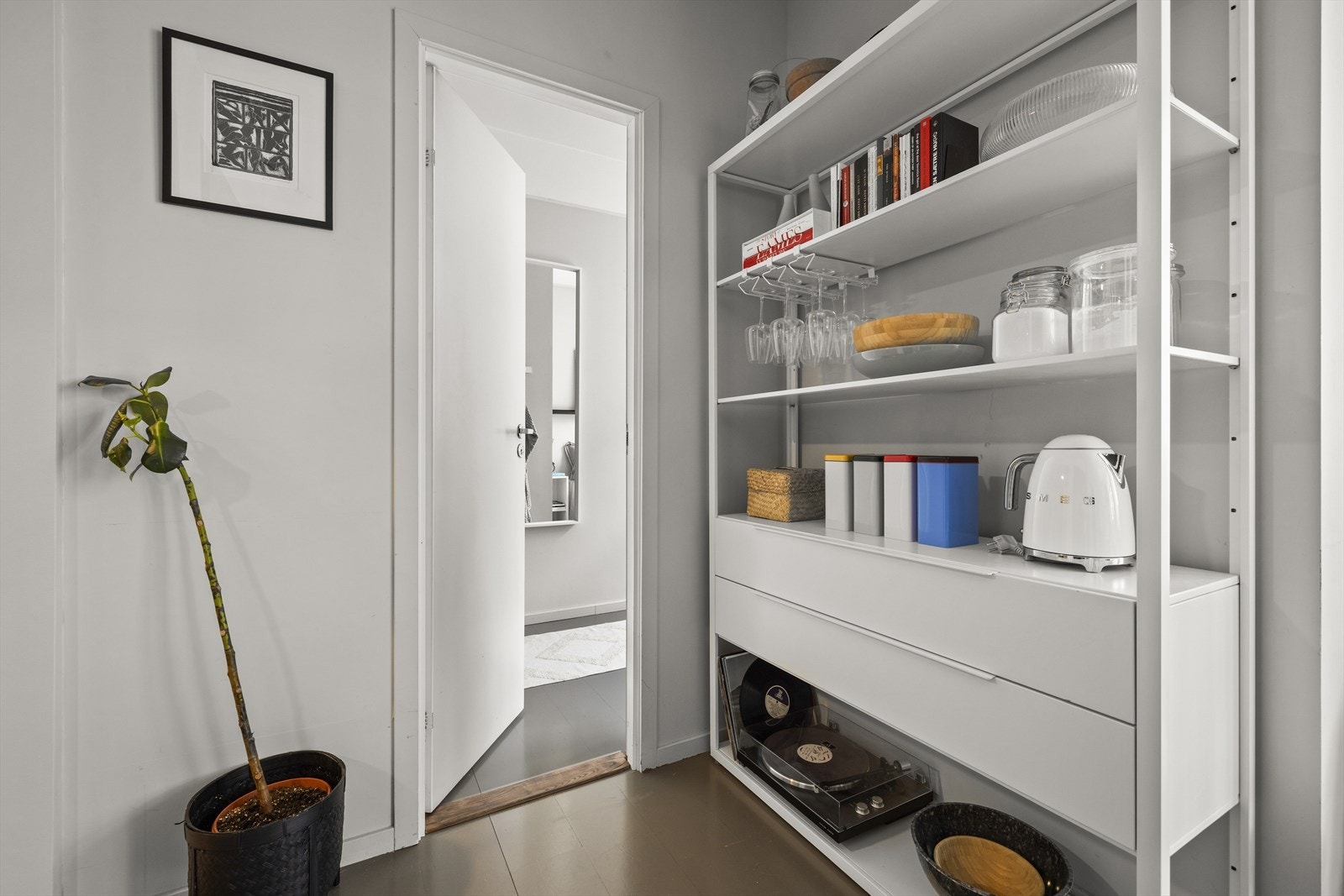 Praktisk, fastmontert hylle med følger med god plass til oppbevaring Galleribilde