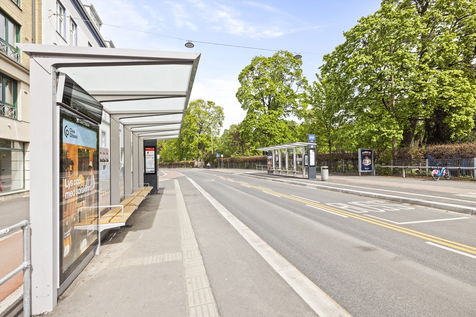 Meget god tilgang til offentlig kommunikasjon med buss- og trikkeholdeplass like ved, i tillegg finner du en rekke busslinjer og alle T-banens linjer på Nationaltheatret, samt togstasjon Galleribilde