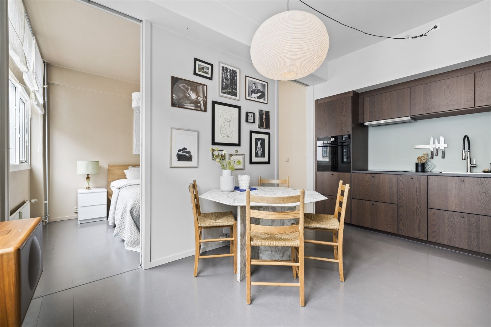 Fra stue og kjøkken har du adgang til leilighetens første soverom og omkledningsrom Galleribilde