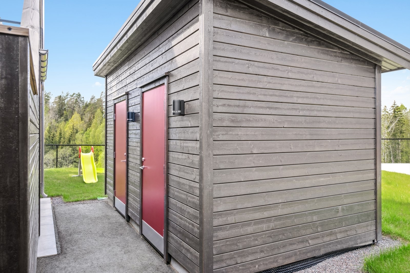 Utvendig sportsbod på ca 5 m² tilhører boligen. Galleribilde