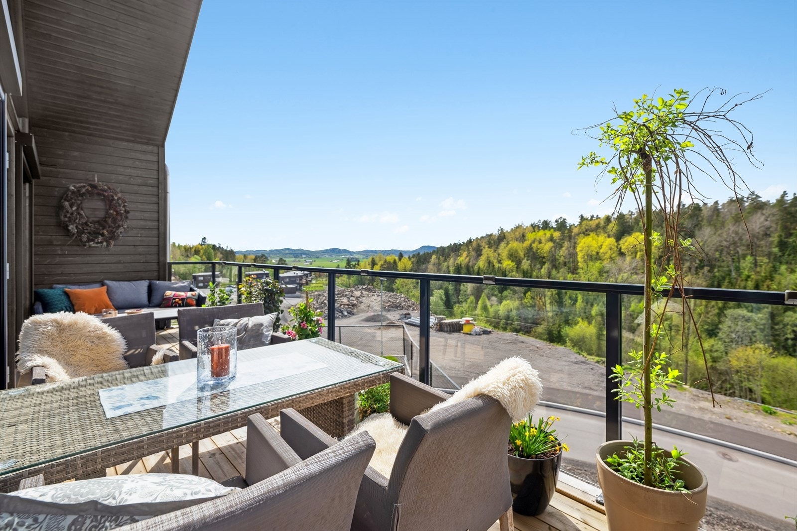 Fra stuen er det utgang til en solrik og fin balkong. Galleribilde