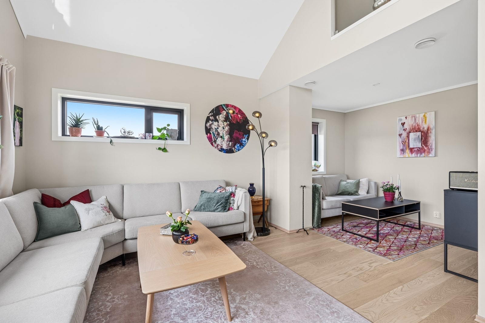 Stuen er malt opp i moderne fargetoner. Galleribilde