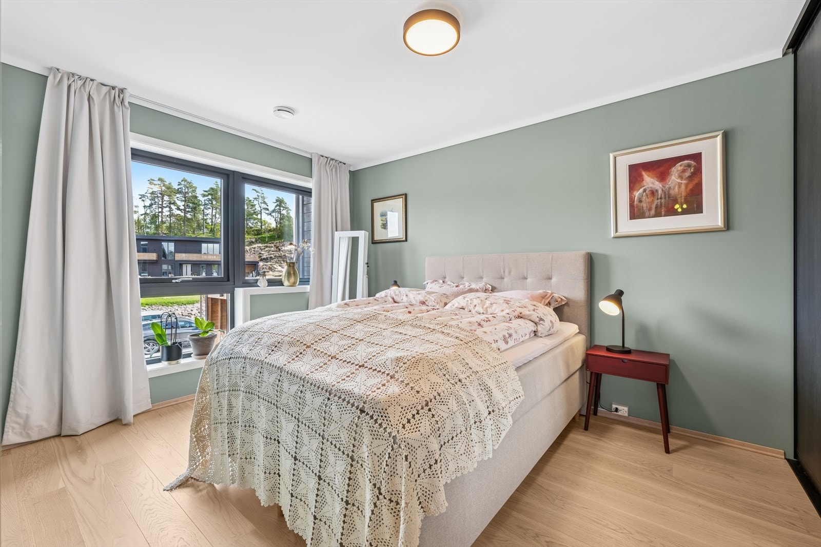 Hovedsoverom med god plass til dobbelseng med tilhørende nattbordsløsning. Her er det også rikelig med garderobeplass. Galleribilde