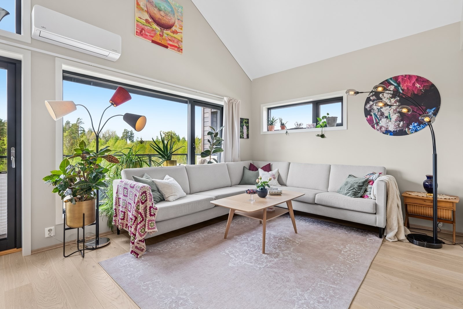 På stuen er det montert inn en varmepumpe. Varmepumpe gir økt komfort og lavere strømkostnader. Varmer vinterstid, kjøler sommerstid. Galleribilde