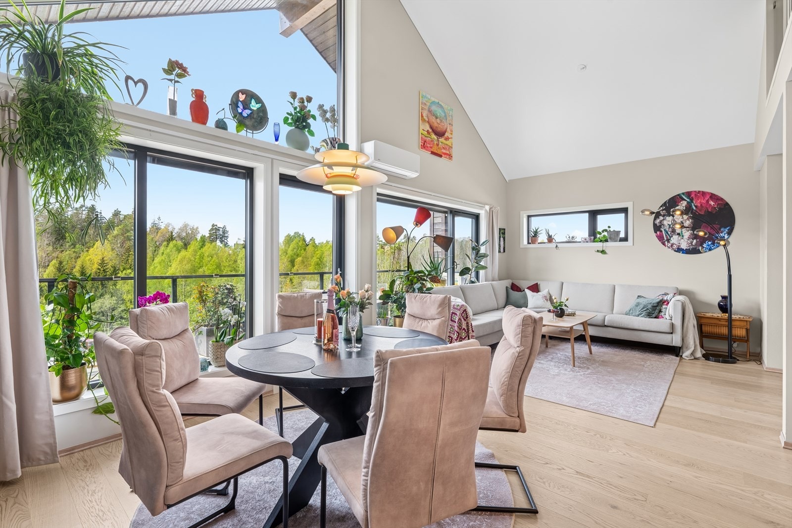 Boligen har en stor stue med god takhøyde og mye glassflater som gir god med innlys. Utvendige screens på stuevinduer mot balkong og innvendig solskjerming på balkongdør. Galleribilde