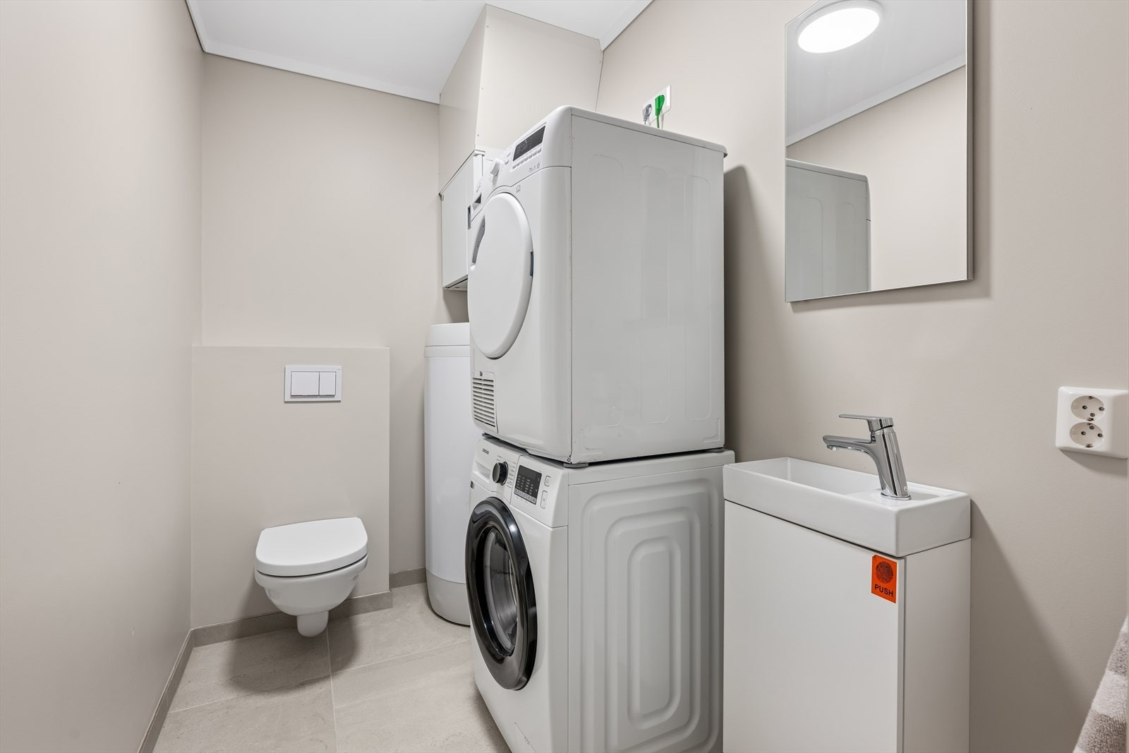 Ved entréen er det et vaskerom/tekn. rom med toalett og servant. Galleribilde