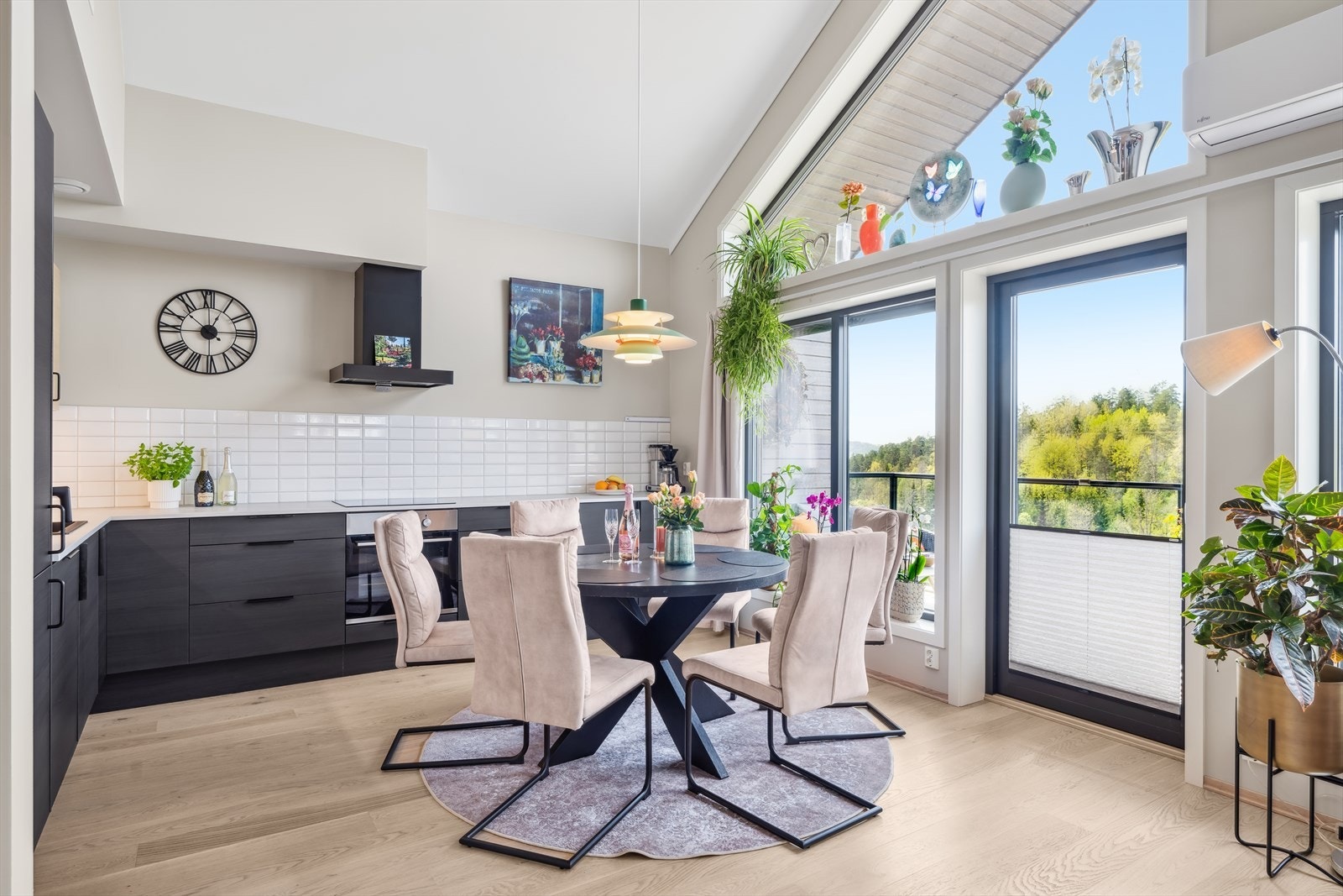 Stue med åpen løsning mot kjøkken og spisestue. Galleribilde