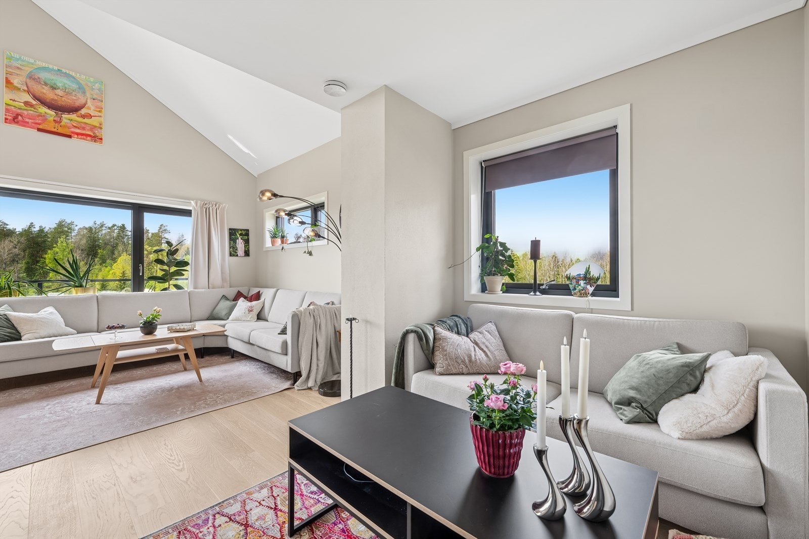 Stuens gode utforming og de tidløse fargevalgene på vegger legger et godt grunnlag for å innrede rommet etter eget ønske. Galleribilde