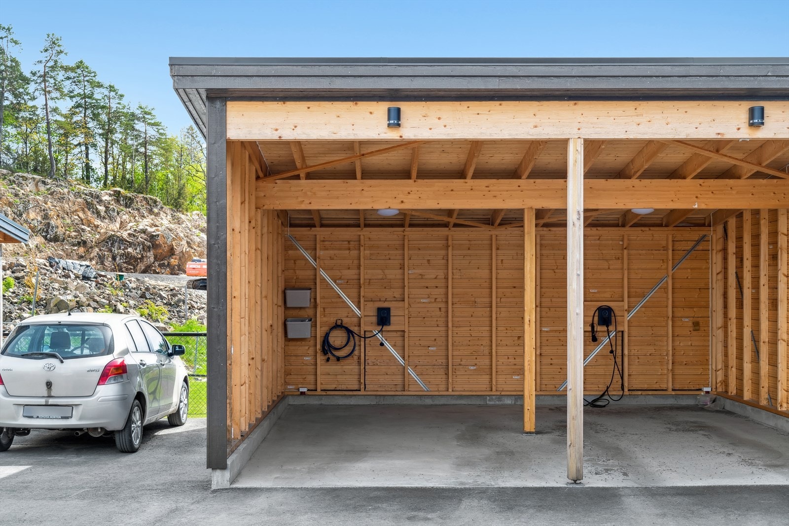 Carport med lader tilhører boligen. Galleribilde