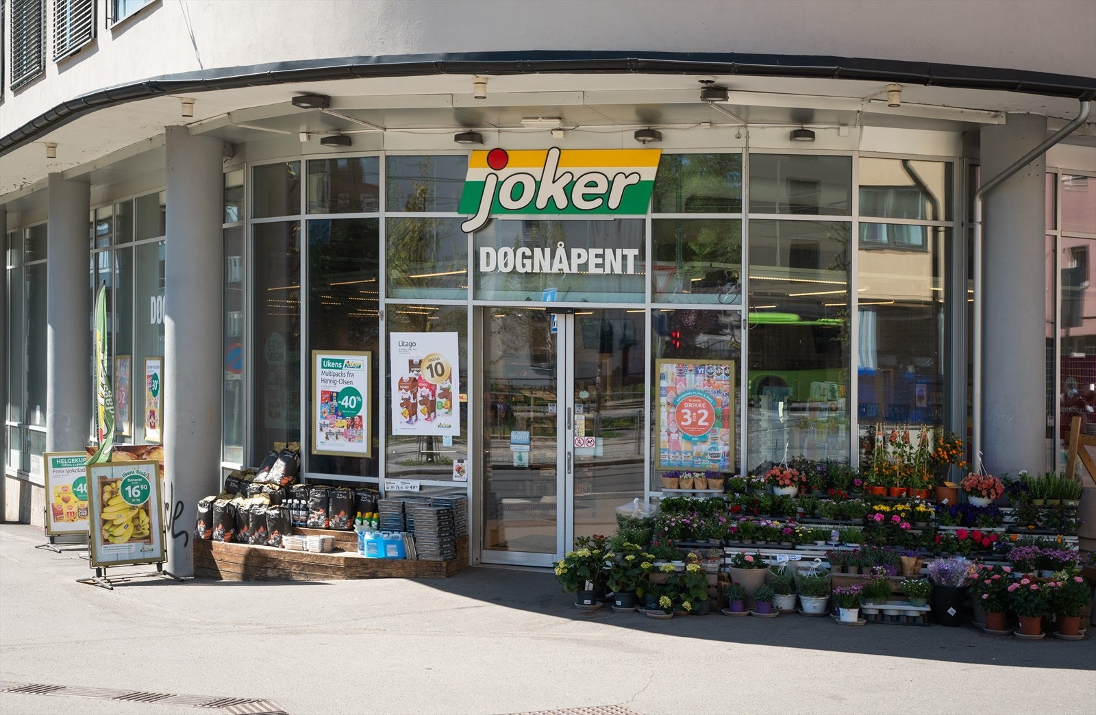 Her kan man enkelt gjøre daglig innkjøp på ulike dagligvarebutikker. Galleribilde