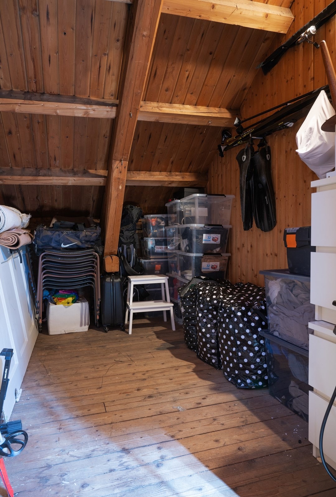 Med leiligheten medfølger stor avbildet loftsbod i tillegg til kjellerbod. Galleribilde