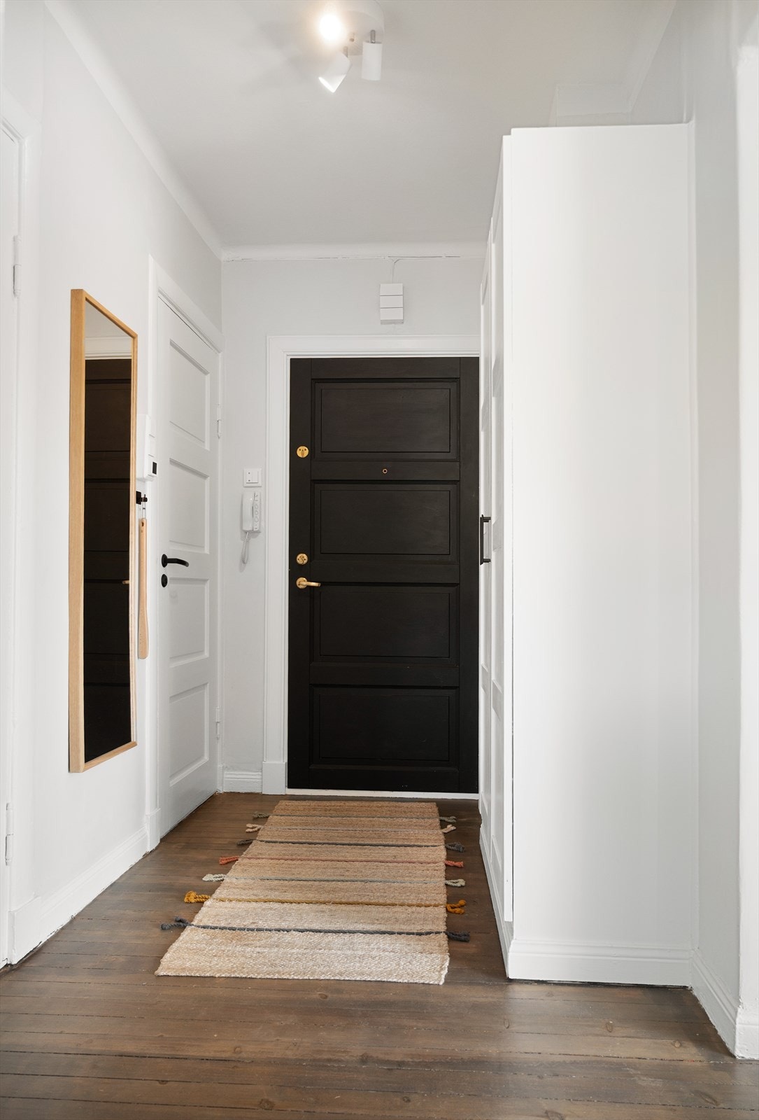 Velkommen inn! Innbydende entré hvor man enkelt kan henge opp jakker og sette fra seg sko skjult i et praktisk garderobeskap. Galleribilde