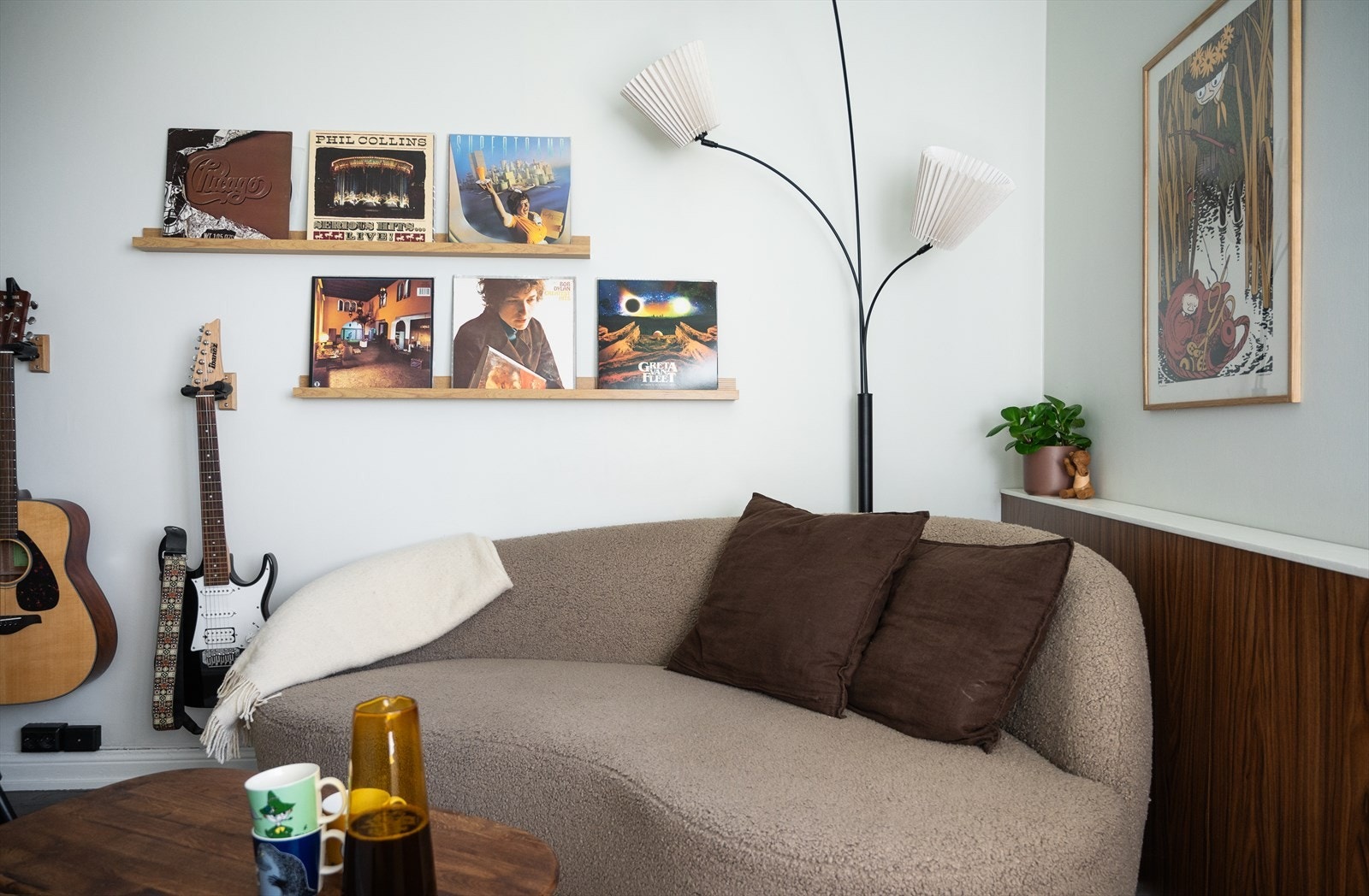 Hyggelig stue med plass til sofa, tilhørende bord og annet ønskelig interiør. Galleribilde