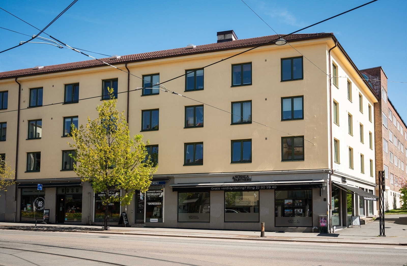 Byggets fasade sett fra gaten. Galleribilde