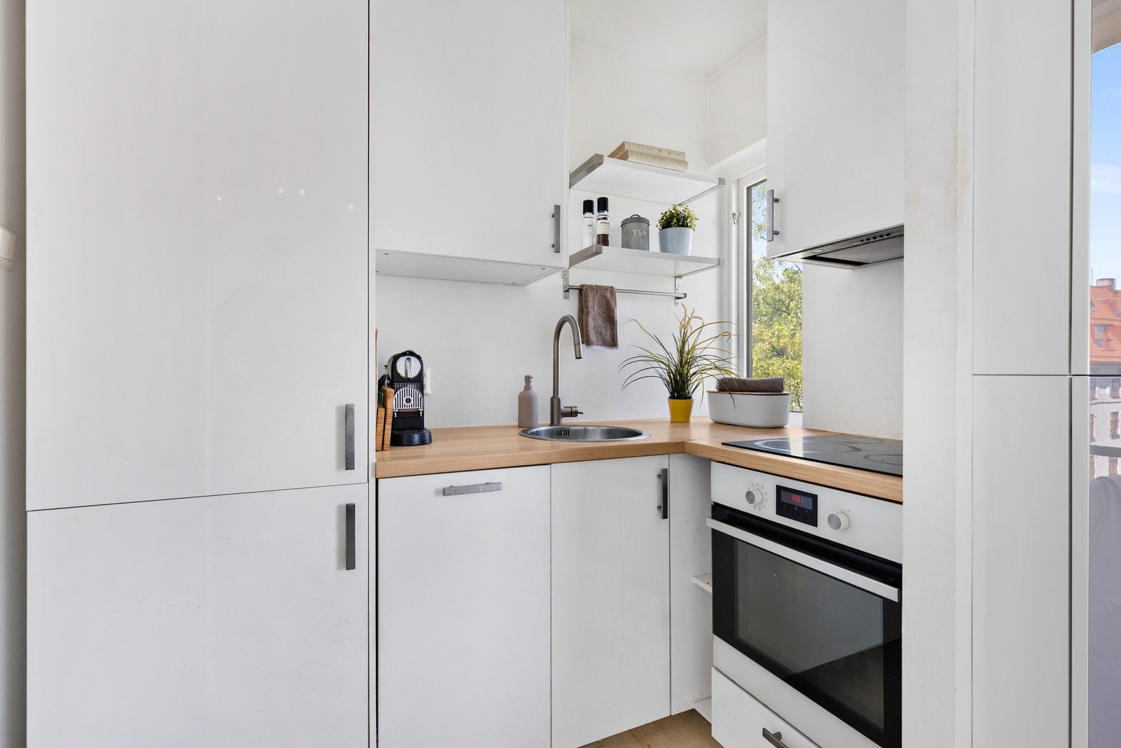 Kjøkkenet har moderne innredning med slett frontdesign og laminat benkeplate. Galleribilde