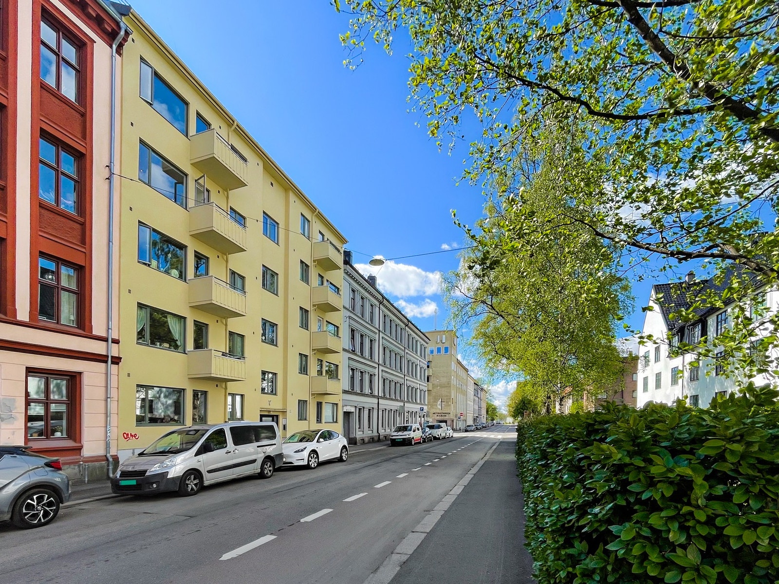 Dette er et område som kombinerer natur, historie, kultur og moderne bekvemmeligheter - et perfekt sted for deg som ønsker å bo sentralt, men samtidig ha tilgang til grønne omgivelser og et rikt lokalmiljø. Galleribilde