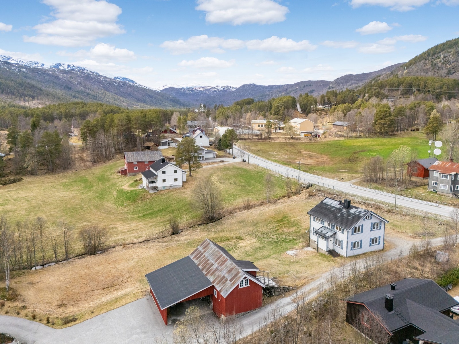 Omringet av fjell og flott natur Galleribilde