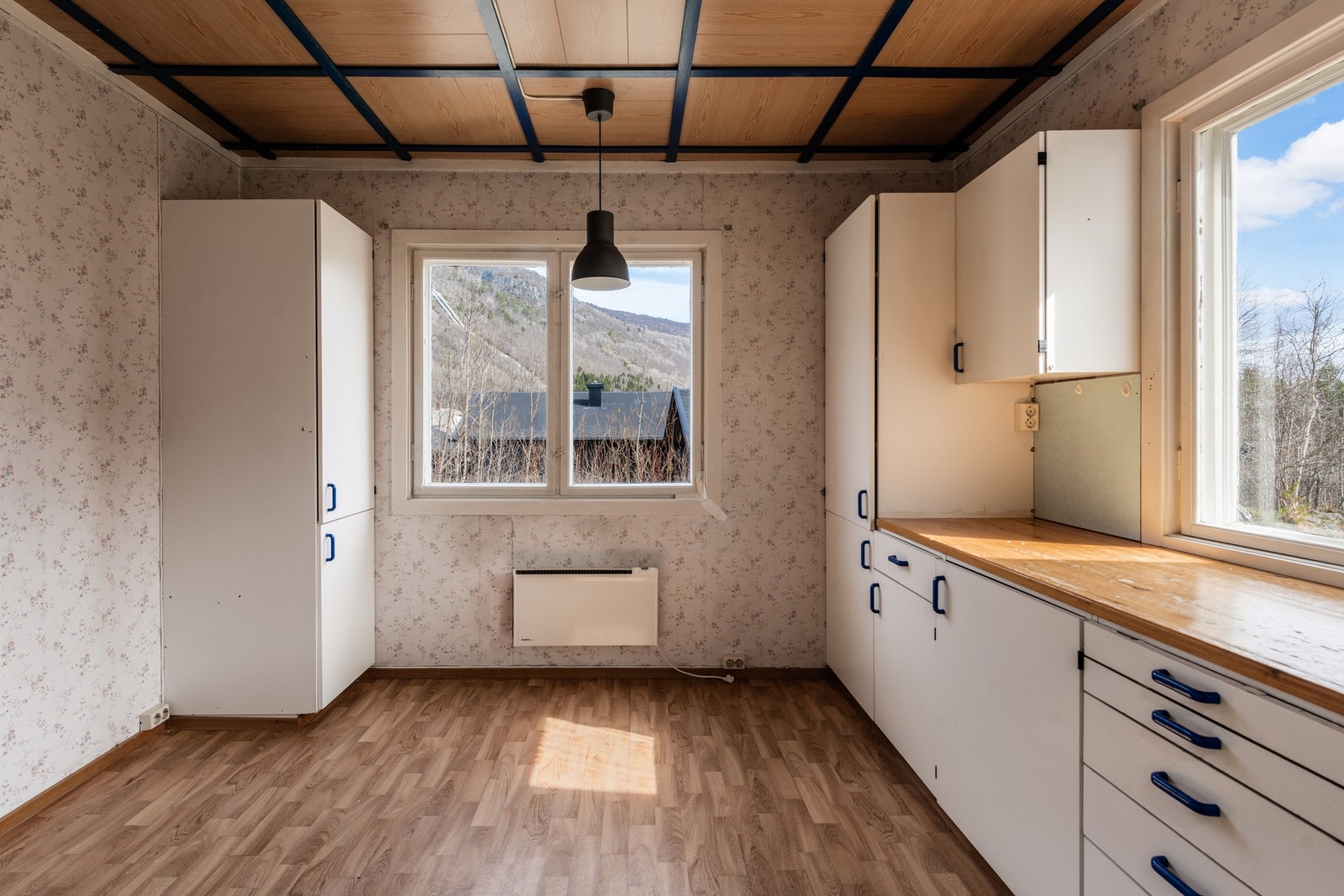 Kjøkkenet har godt med naturlig lys Galleribilde