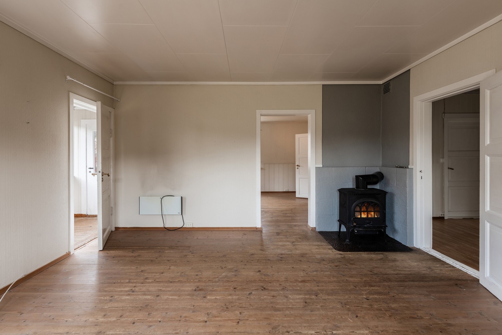 Stuen har en vedovn som varmer godt Galleribilde