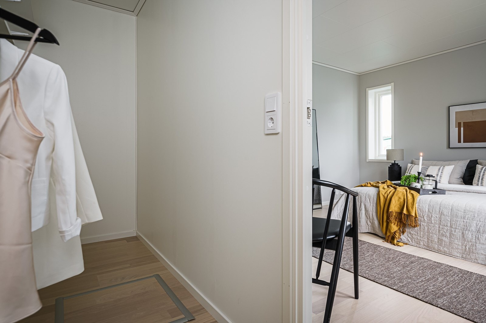 Hovedsoverommet er tilknyttet et praktisk walk-in-closet med gode lagringsmuligheter. Galleribilde