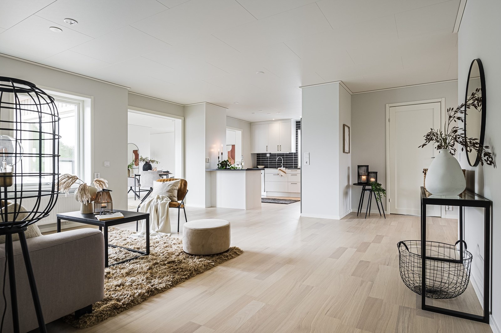 Boligen har en praktisk og innholdsrik planløsning på én flate med flere fine oppholdsrom, 3 soverom, 2 bad og eget vaskerom. Galleribilde