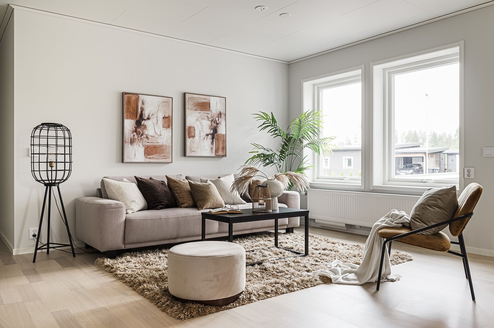 Videre kommer du inn i en stor og lys stue i en fin og sosial åpen løsning med kjøkkenet. Galleribilde