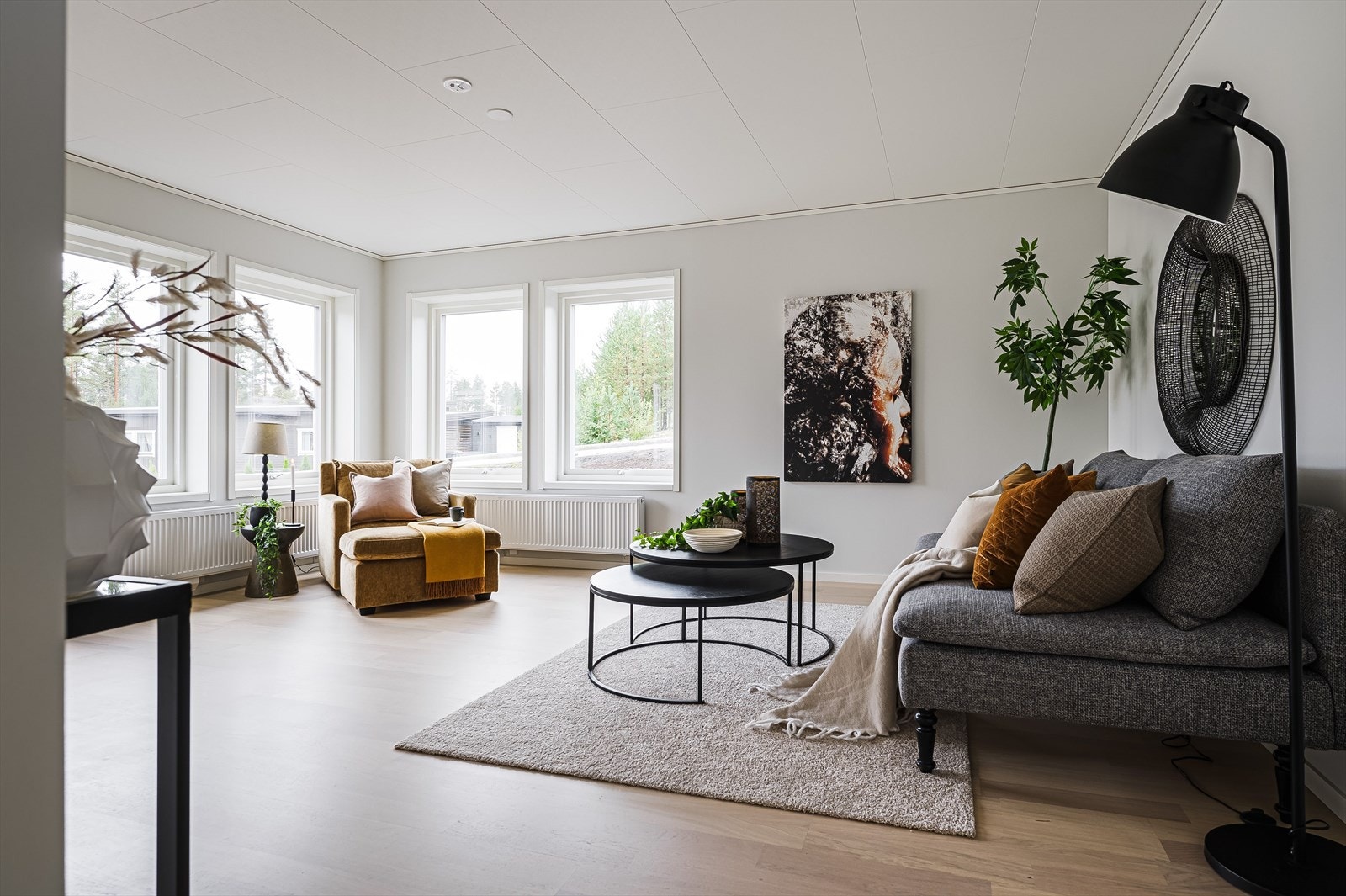 Stuen har store vindusflater mot hele tre ulike himmelretninger som sørger for rikelig med naturlig lys. Galleribilde