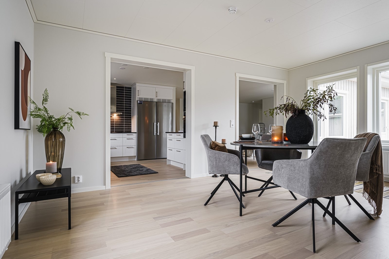 Boligen har en ekstra stor og flott stue som er naturlig delt opp i to ulike soner. Galleribilde