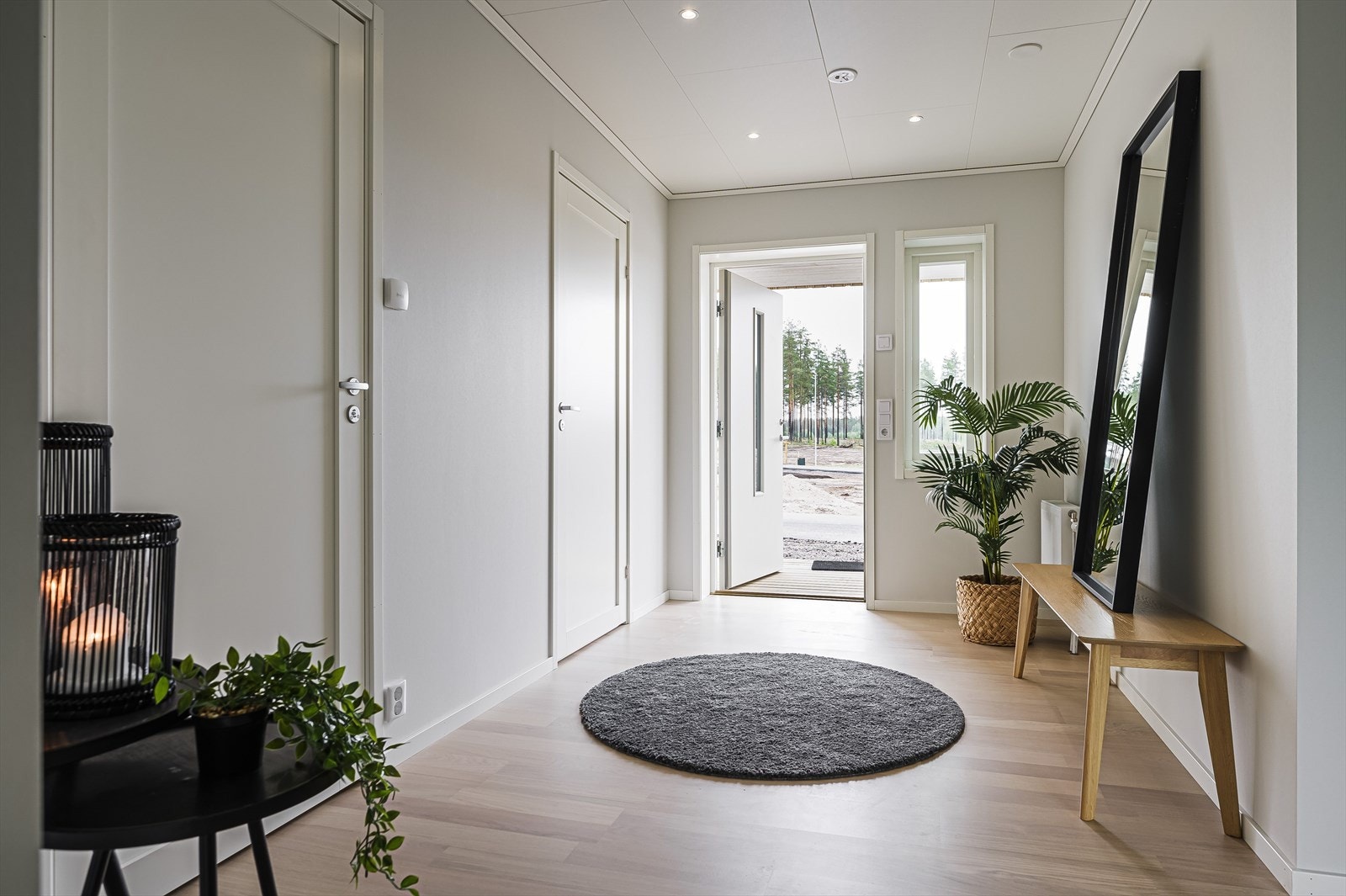 Når du entrer boligen kommer du inn i en lys og romslig entré med innfelte downlights i himlingen. Galleribilde