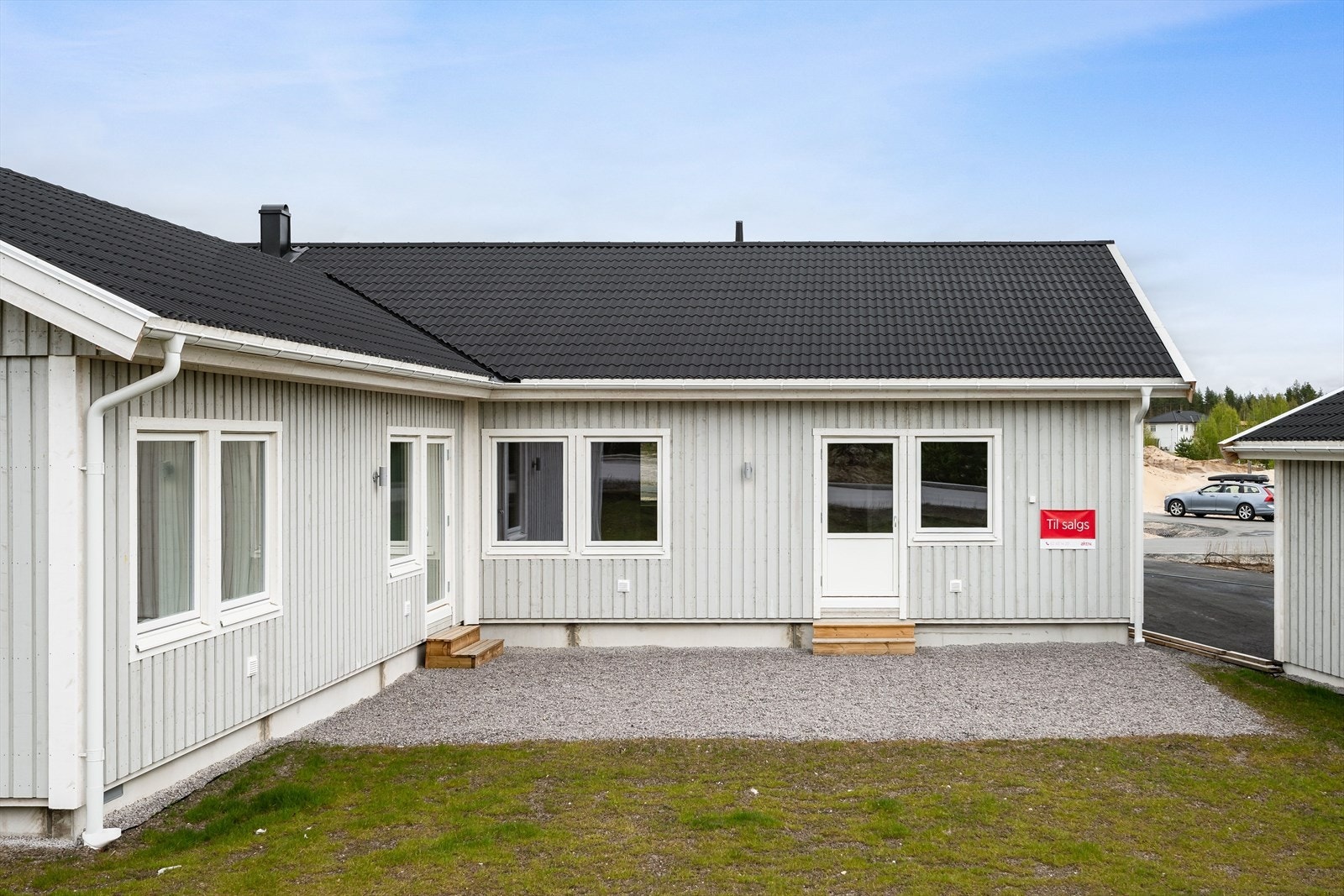 Både fra stuen og hovedsoverommet er det dør ut til en solrik, grusbelagt uteplass. Galleribilde