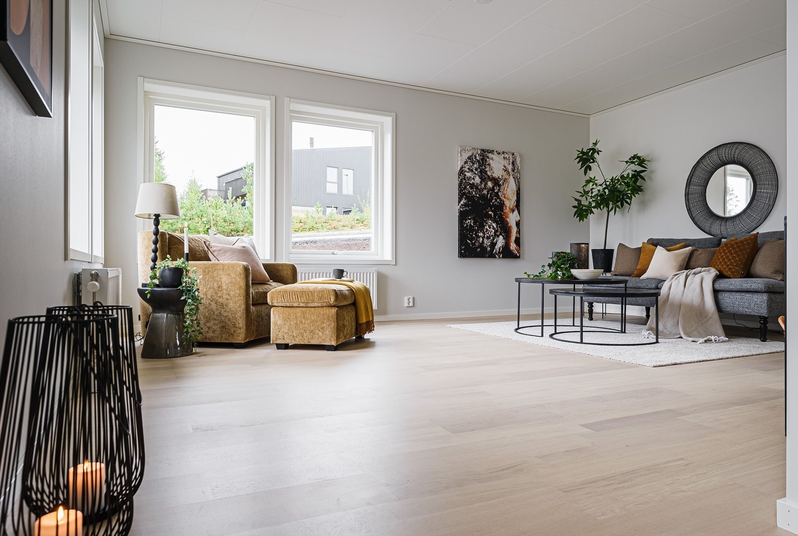 God og moderne standard fra 2024 med pent enstavs gulv, glatte lysmalte overflater og skjult elektrisk anlegg. Galleribilde