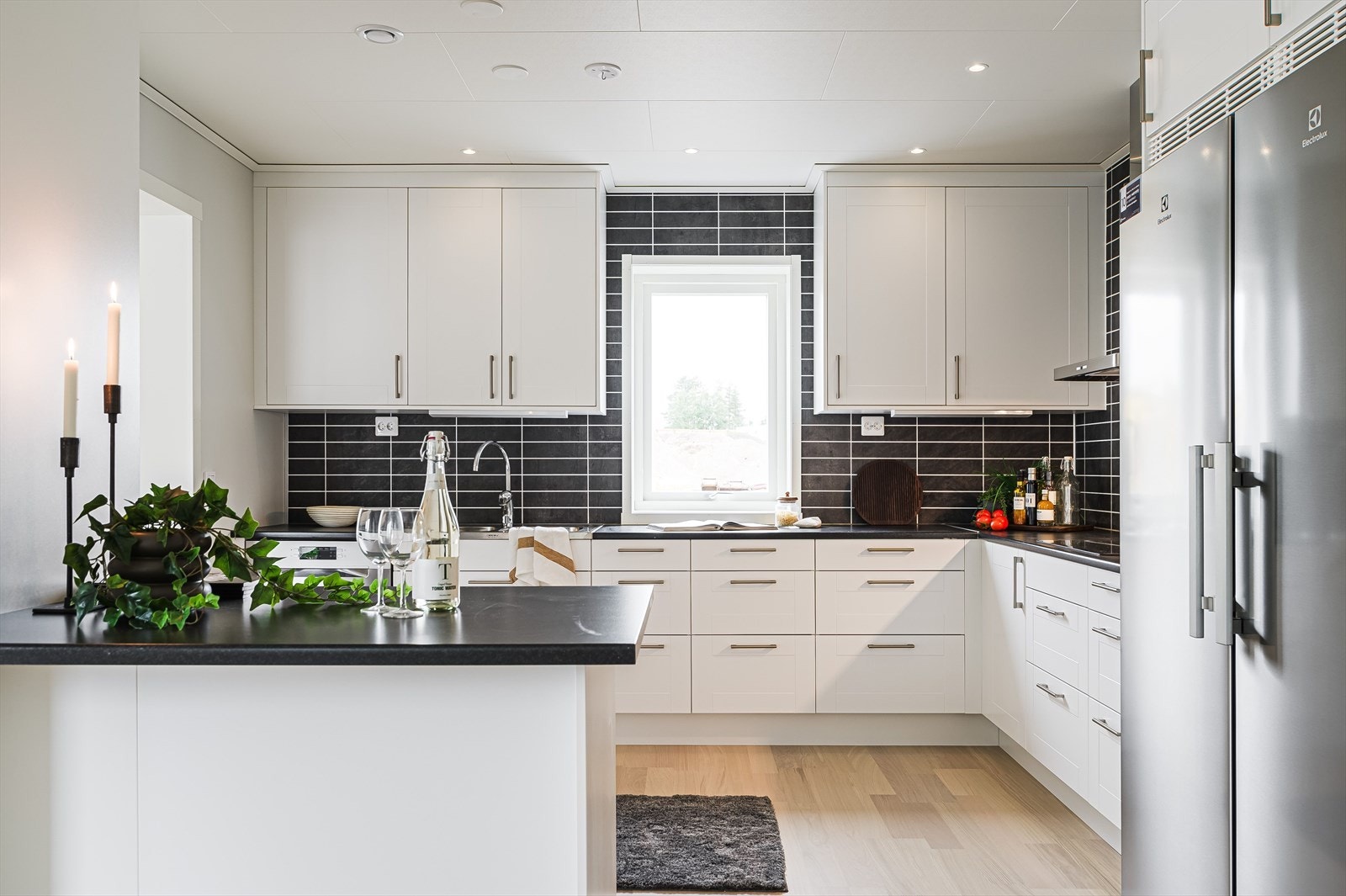 Lyst og pent kjøkken fra 2024 med god skap- og benkeplass. Kjøkkenet er fullt utstyrt med hvitevarer som medfølger i handelen. Galleribilde