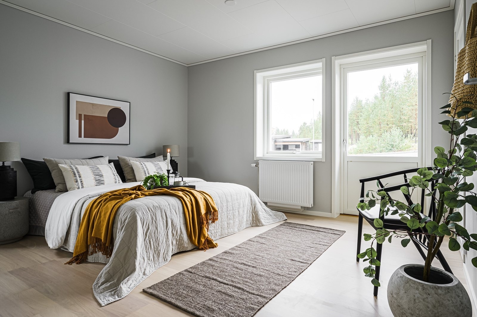 Stort, lyst og innbydende hovedsoverom med utgang til uteplassen. Galleribilde